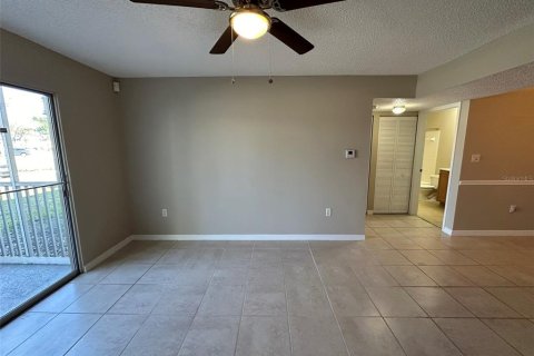 Condo in Brandon, Florida, 2 bedrooms  № 2196820 - photo 9