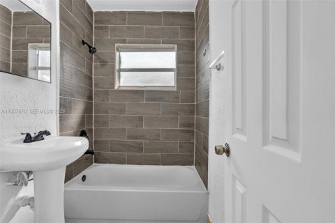 Appartement à louer à Fort Lauderdale, Floride: 2 chambres, 6902.64 m2 № 2152605 - photo 2
