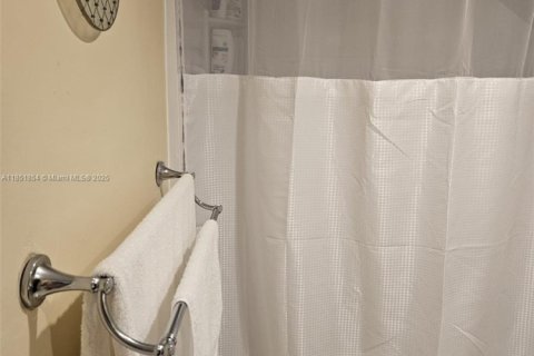 Condo in Hallandale Beach, Florida, 1 bedroom  № 1858139 - photo 15