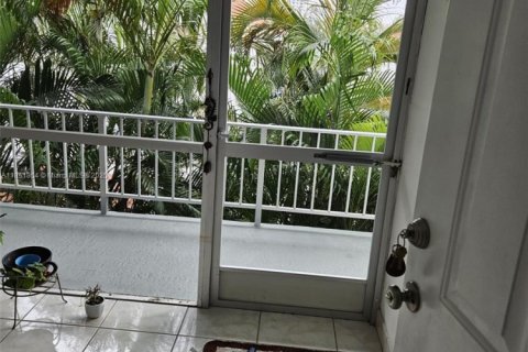 Condo in Hallandale Beach, Florida, 1 bedroom  № 1858139 - photo 2