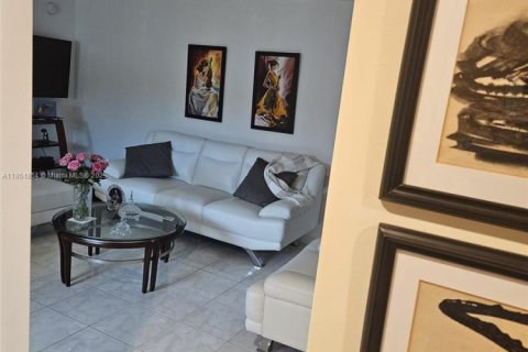 Condo in Hallandale Beach, Florida, 1 bedroom  № 1858139 - photo 13