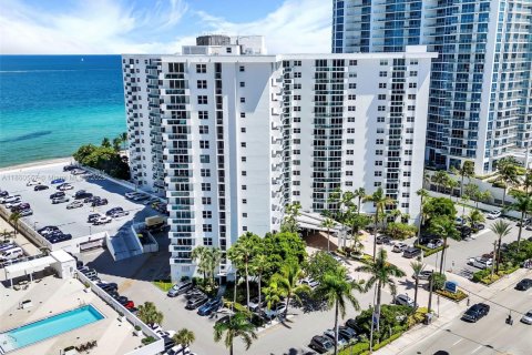 Condominio en venta en Hollywood, Florida, 1 dormitorio, 82.03 m2 № 1889718 - foto 1