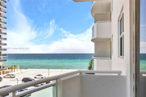 Condominio en venta en Hollywood, Florida, 1 dormitorio, 82.03 m2 № 1889718 - foto 17