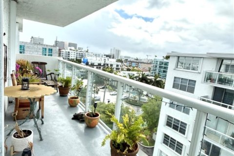 Condo in Bay Harbor Islands, Florida, 2 bedrooms  № 2241790 - photo 2
