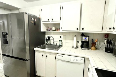 Condo in Bay Harbor Islands, Florida, 2 bedrooms  № 2241790 - photo 15