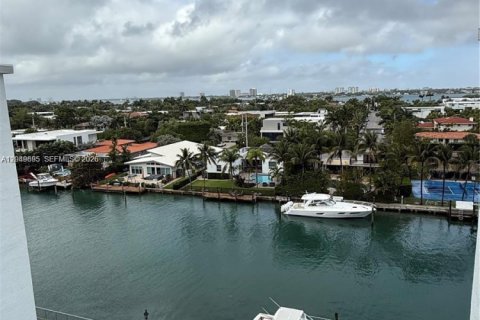 Condo in Bay Harbor Islands, Florida, 2 bedrooms  № 2241790 - photo 23