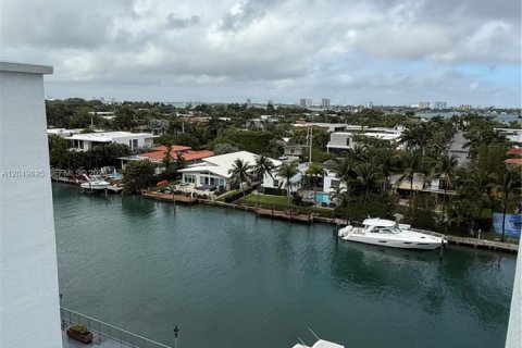 Condo in Bay Harbor Islands, Florida, 2 bedrooms  № 2241790 - photo 20