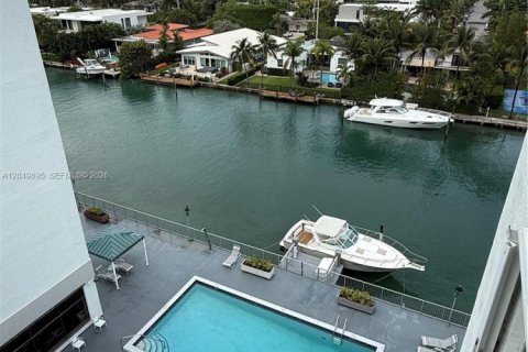 Condo in Bay Harbor Islands, Florida, 2 bedrooms  № 2241790 - photo 21
