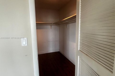 Condo in Bay Harbor Islands, Florida, 2 bedrooms  № 2241790 - photo 30