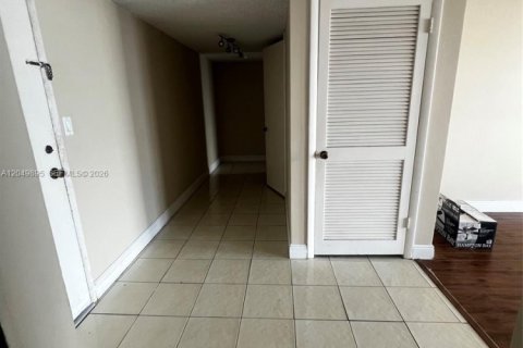 Condo in Bay Harbor Islands, Florida, 2 bedrooms  № 2241790 - photo 26
