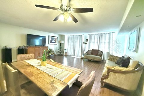 Condo in Bay Harbor Islands, Florida, 2 bedrooms  № 2241790 - photo 13