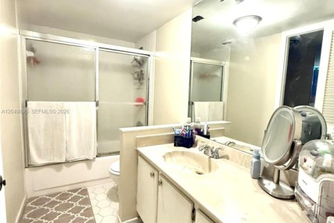 Condo in Bay Harbor Islands, Florida, 2 bedrooms  № 2241790 - photo 8