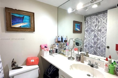 Condo in Bay Harbor Islands, Florida, 2 bedrooms  № 2241790 - photo 9