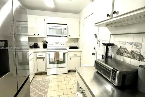 Condo in Bay Harbor Islands, Florida, 2 bedrooms  № 2241790 - photo 14