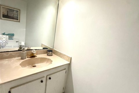 Condo in Bay Harbor Islands, Florida, 2 bedrooms  № 2241790 - photo 16