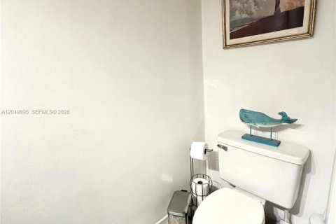 Condo in Bay Harbor Islands, Florida, 2 bedrooms  № 2241790 - photo 17
