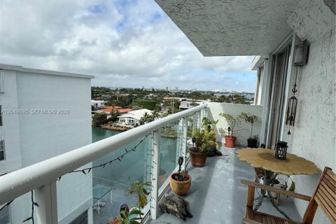 Condo in Bay Harbor Islands, Florida, 2 bedrooms  № 2241790 - photo 3