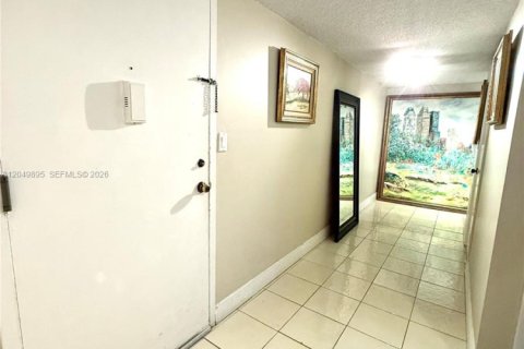 Condo in Bay Harbor Islands, Florida, 2 bedrooms  № 2241790 - photo 10