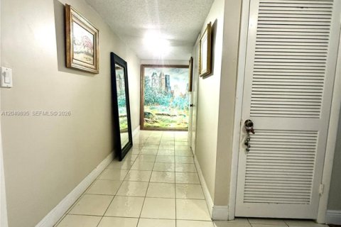 Condo in Bay Harbor Islands, Florida, 2 bedrooms  № 2241790 - photo 11