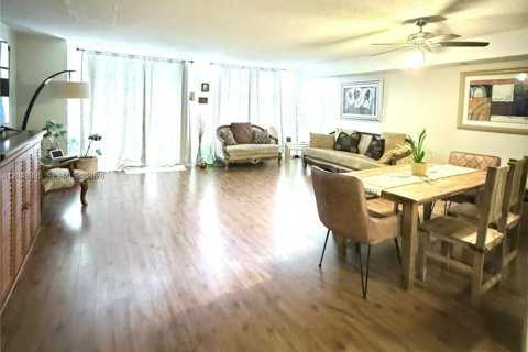 Condo in Bay Harbor Islands, Florida, 2 bedrooms  № 2241790 - photo 12