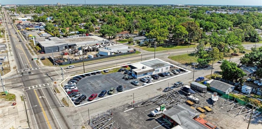 Propiedad comercial en Bradenton, Florida 191.38 m2 № 2166584