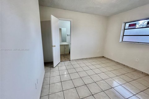 Touwnhouse à louer à Hialeah, Floride: 3 chambres, 121.7 m2 № 1999461 - photo 11