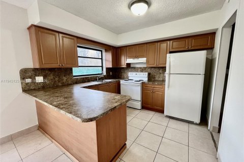 Touwnhouse à louer à Hialeah, Floride: 3 chambres, 121.7 m2 № 1999461 - photo 8