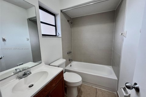 Touwnhouse à louer à Hialeah, Floride: 3 chambres, 121.7 m2 № 1999461 - photo 6
