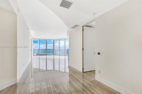Condo in Sunny Isles Beach, Florida, 2 bedrooms  № 2040100 - photo 4