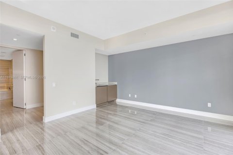 Condo in Sunny Isles Beach, Florida, 2 bedrooms  № 2040100 - photo 28