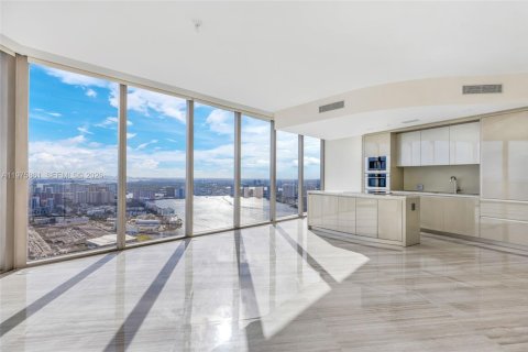 Condo in Sunny Isles Beach, Florida, 2 bedrooms  № 2040100 - photo 14