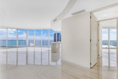 Condo in Sunny Isles Beach, Florida, 2 bedrooms  № 2040100 - photo 5