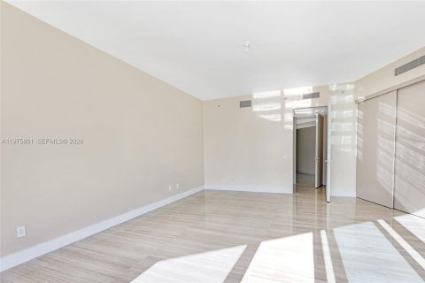 Condo in Sunny Isles Beach, Florida, 2 bedrooms  № 2040100 - photo 22