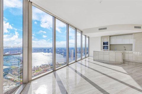 Condo in Sunny Isles Beach, Florida, 2 bedrooms  № 2040100 - photo 15