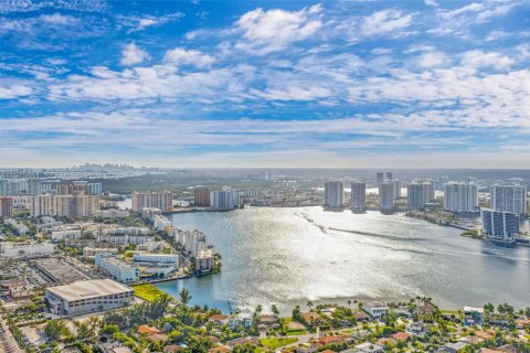 Condo in Sunny Isles Beach, Florida, 2 bedrooms  № 2040100 - photo 24