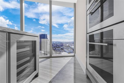 Condo in Sunny Isles Beach, Florida, 2 bedrooms  № 2040100 - photo 11