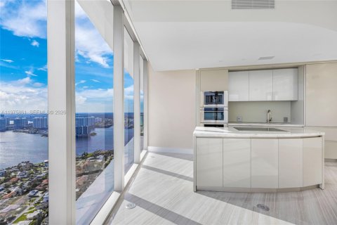 Condo in Sunny Isles Beach, Florida, 2 bedrooms  № 2040100 - photo 9