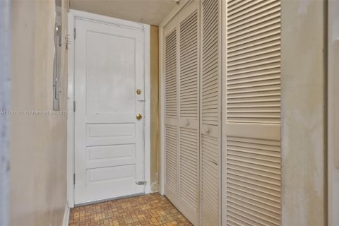House in North Miami Beach, Florida 3 bedrooms, 93.46 sq.m. № 1865634 - photo 9