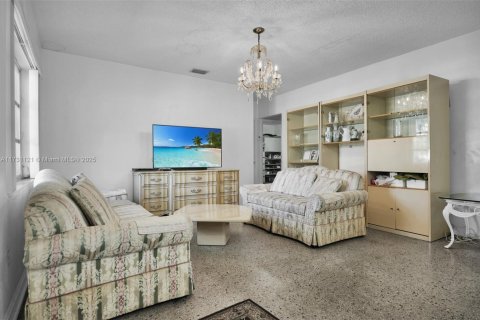 House in North Miami Beach, Florida 3 bedrooms, 93.46 sq.m. № 1865634 - photo 7