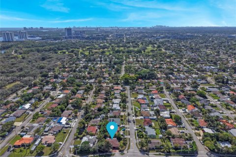 House in North Miami Beach, Florida 3 bedrooms, 93.46 sq.m. № 1865634 - photo 12