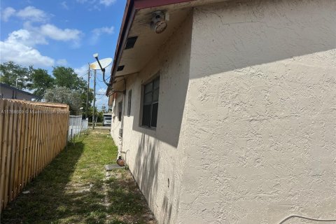 Casa en venta en Hollywood, Florida, 2 dormitorios, 156.82 m2 № 1934891 - foto 13