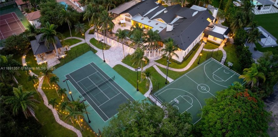 Villa ou maison à Palmetto Bay, Floride 7 chambres, 954.48 m2 № 2027798