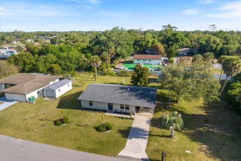 House in Port Charlotte, Florida 2 bedrooms, 86.49 sq.m. № 2098186 - photo 4