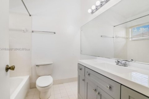 Снять в аренду таунхаус в Холливуд, Флорида 2 спальни, 133.78м2, № 2002492 - фото 8