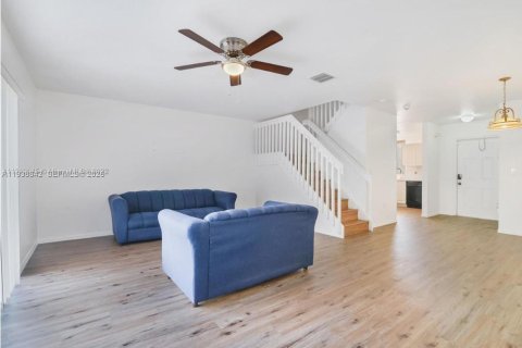 Снять в аренду таунхаус в Холливуд, Флорида 2 спальни, 133.78м2, № 2002492 - фото 4