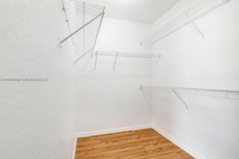 Снять в аренду таунхаус в Холливуд, Флорида 2 спальни, 133.78м2, № 2002492 - фото 6