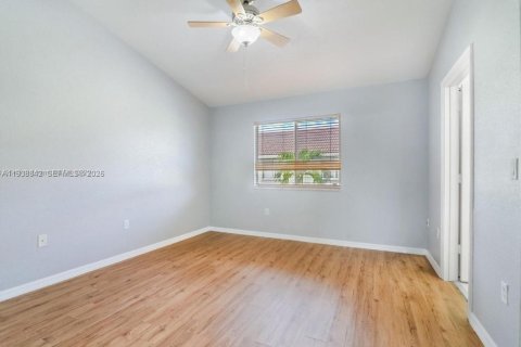 Снять в аренду таунхаус в Холливуд, Флорида 2 спальни, 133.78м2, № 2002492 - фото 7