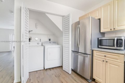 Снять в аренду таунхаус в Холливуд, Флорида 2 спальни, 133.78м2, № 2002492 - фото 5