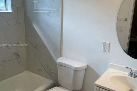 House in Hollywood, Florida 1 bedroom, 60.39 sq.m. № 2011683 - photo 13