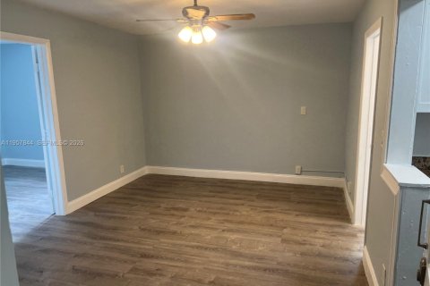 House in Hollywood, Florida 1 bedroom, 60.39 sq.m. № 2011683 - photo 4